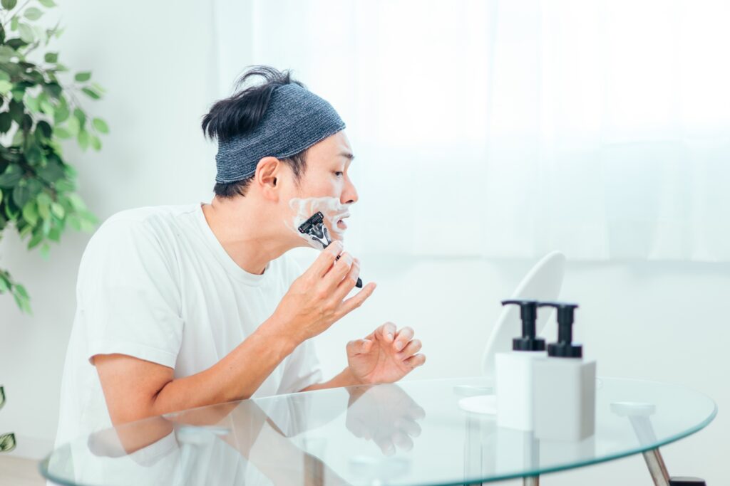 シェービングをする男性