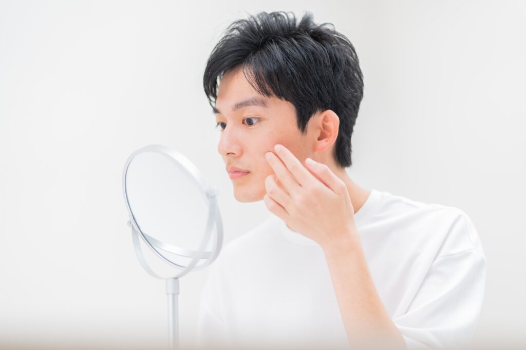 鏡を見る男性