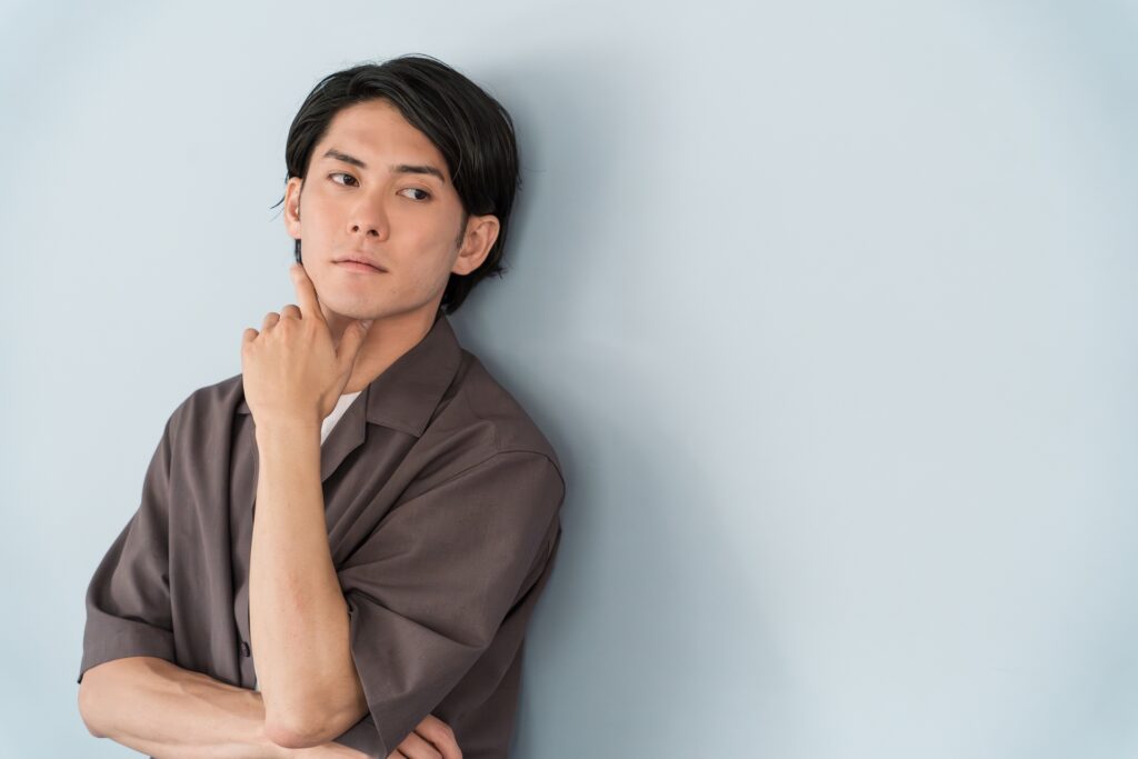 悩む男性