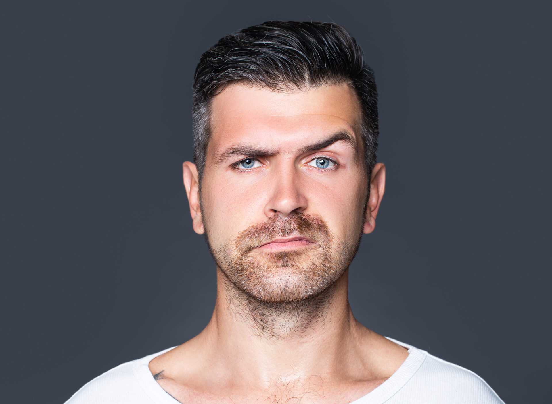 眉毛が左右非対称に見える原因とは？メンズが知るべき整え方のポイント｜ATRIUM HOMME 恵比寿