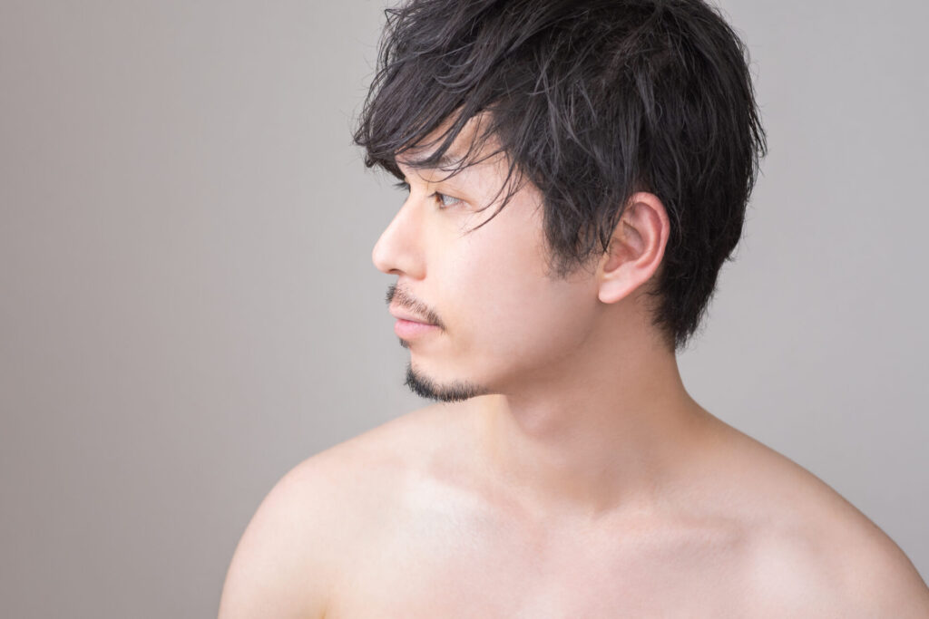 横顔の男性