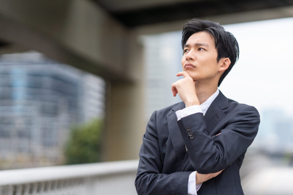 悩む男性