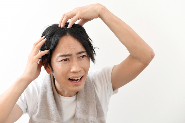 白髪を気にする男性