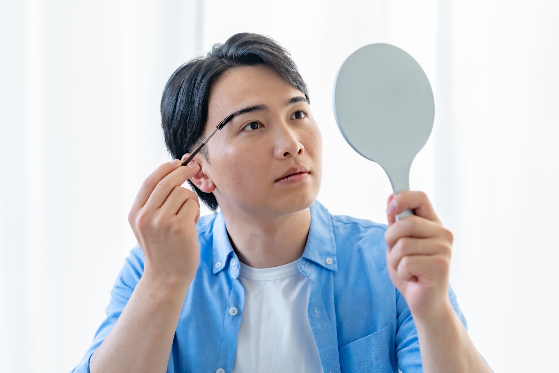 眉毛を気にする男性