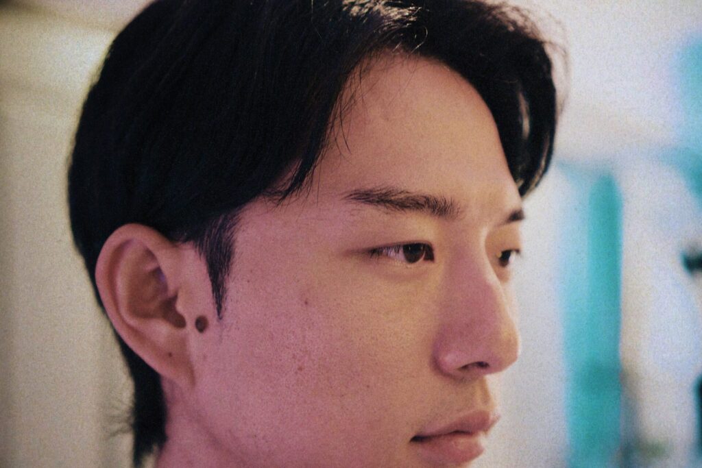 もみあげ横顔男性