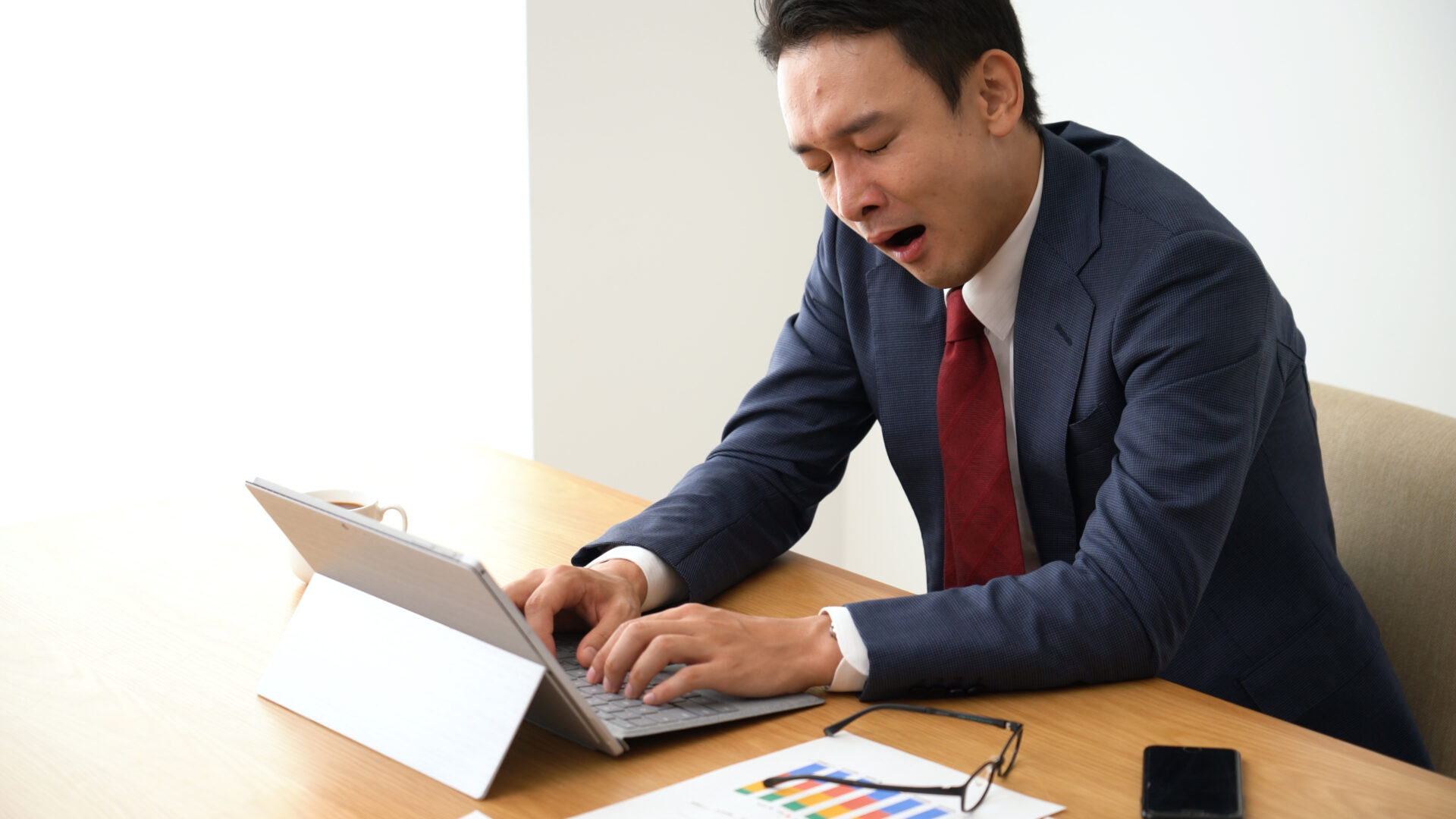 睡魔に襲われる男性