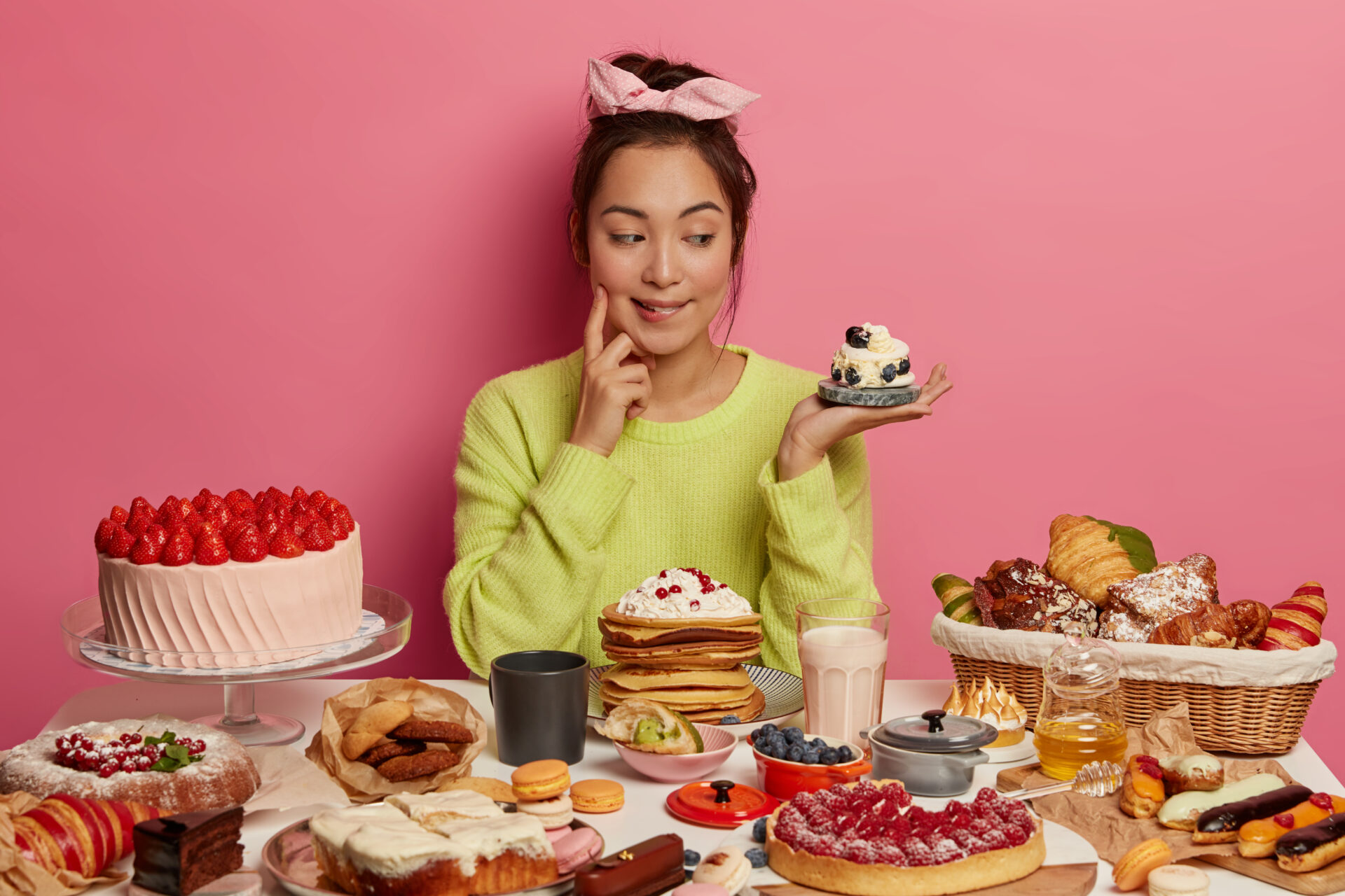 甘いものを食べる女性