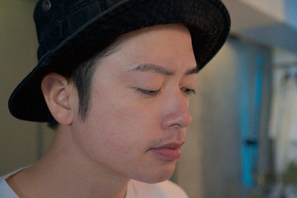 もみあげ横顔男性