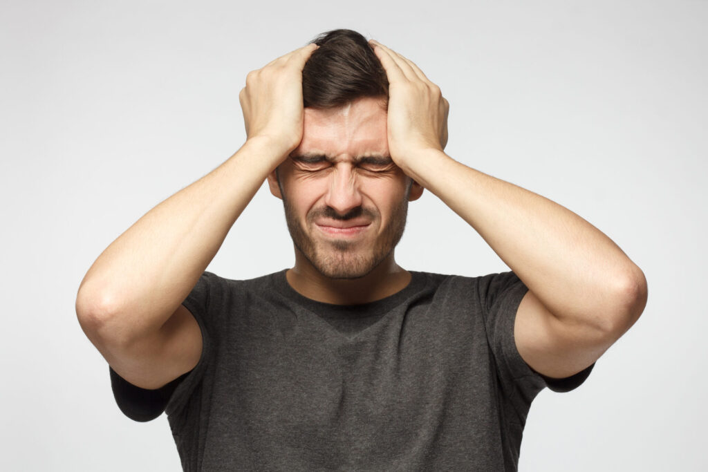 頭を抱える男性