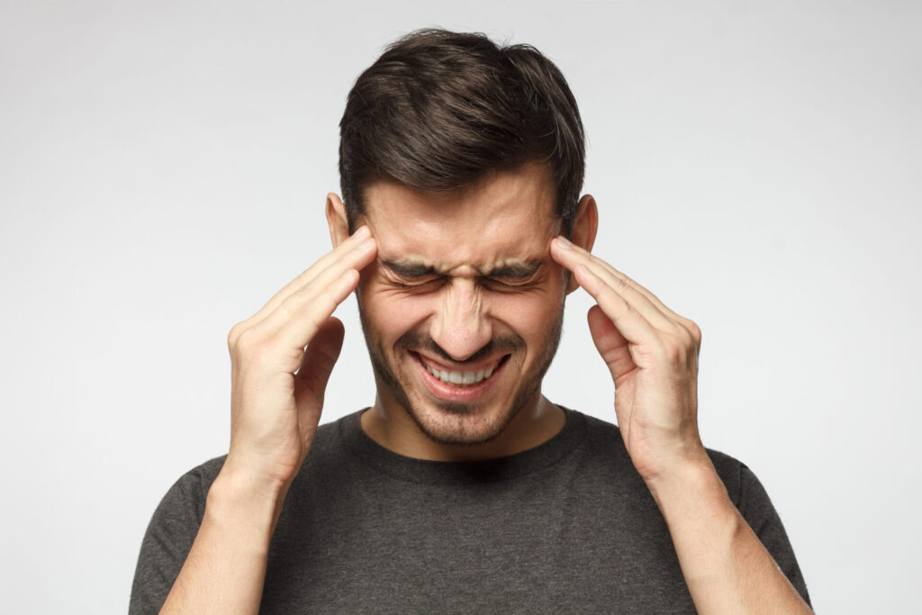 頭を抱える男性