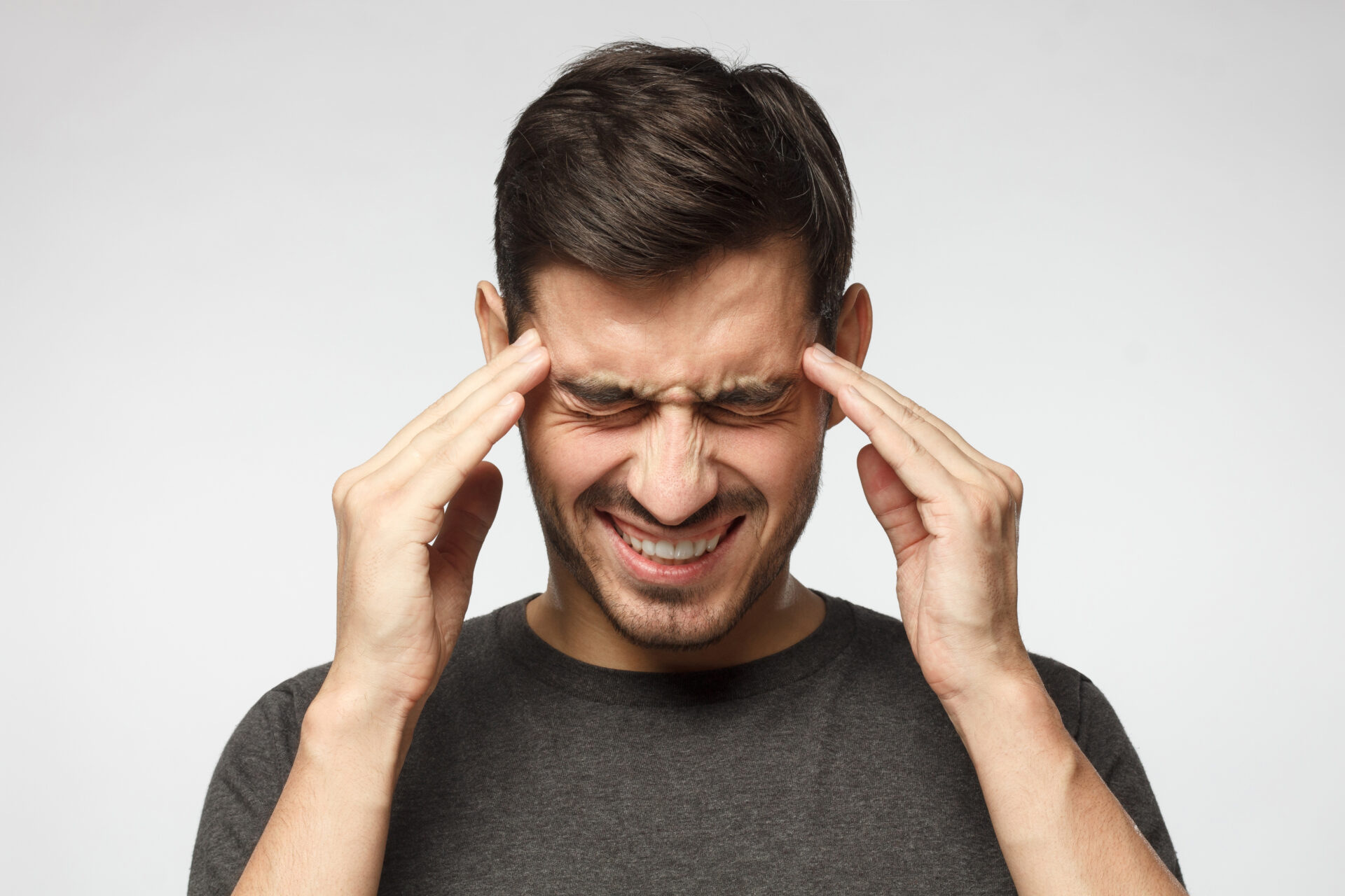 気圧の変化で頭が重い 季節性頭痛を防ぐメンズスパ活用術｜ATRIUM HOMME 恵比寿