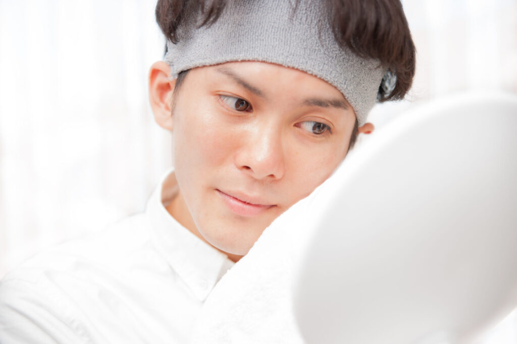 肌を気にする男性