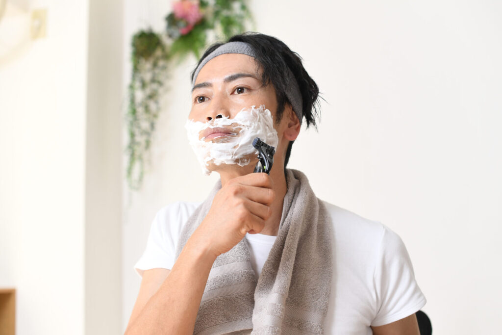 シェービングする男性