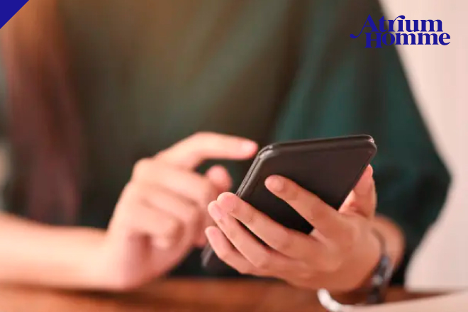 デジタル疲れの新常識 スマホ脳を癒す“頭皮ケア”のすすめ｜ATRIUM HOMME 恵比寿