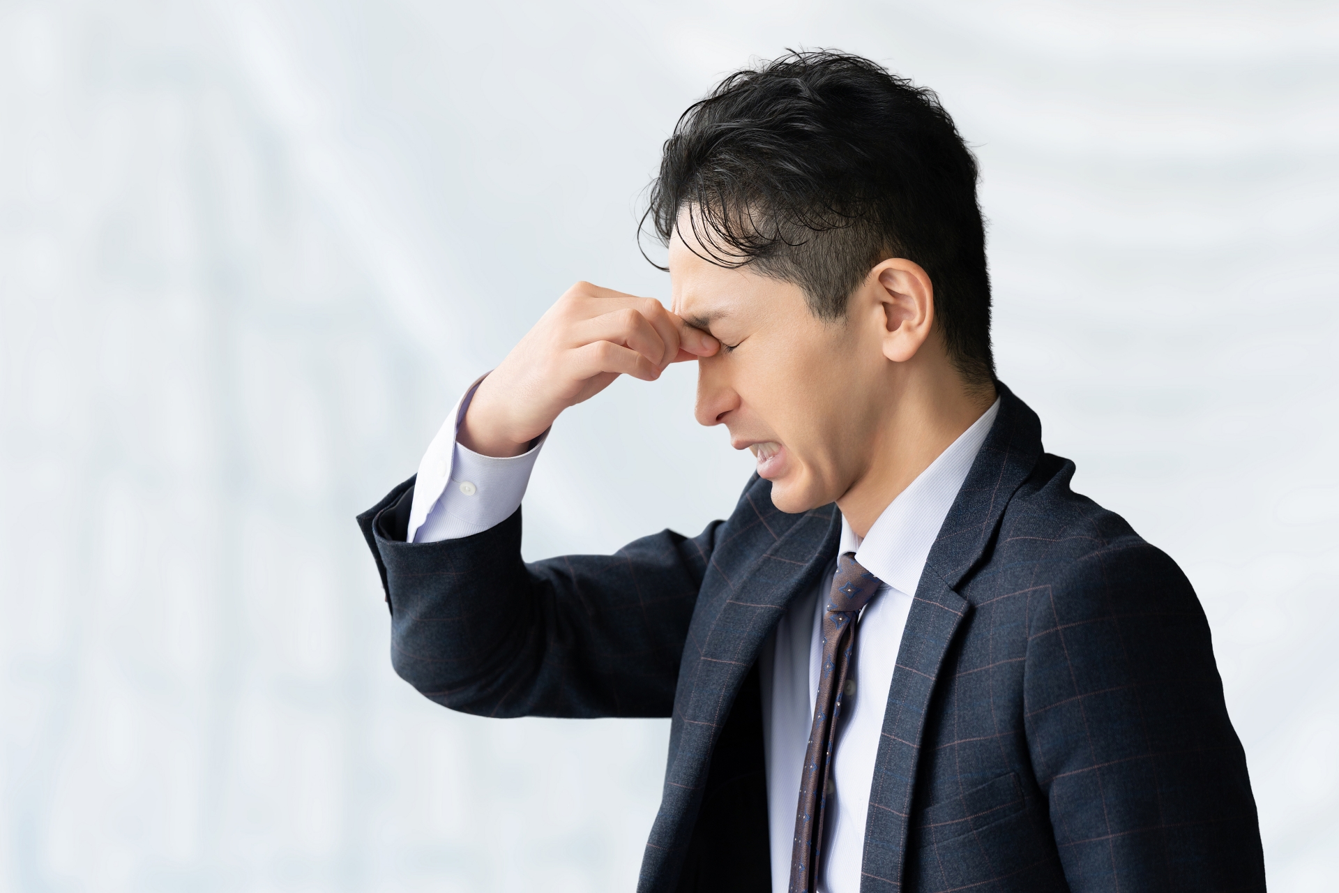 目の疲労感を感じる男性