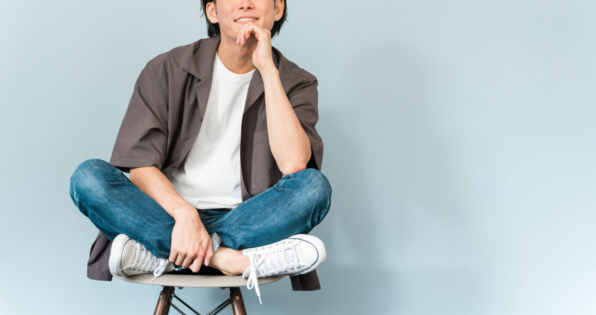 椅子に座る男性