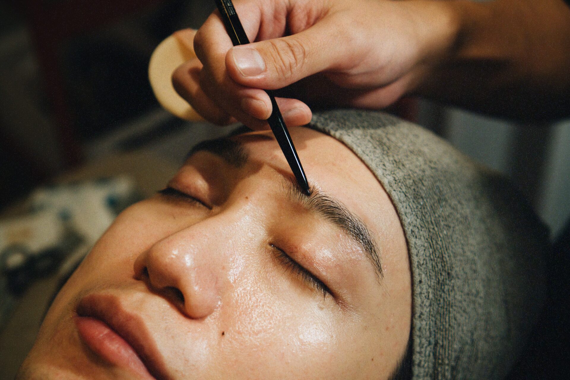 恵比寿でメンズ眉毛は自分で整える?サロンとの違い|ATRIUM HOMME 恵比寿